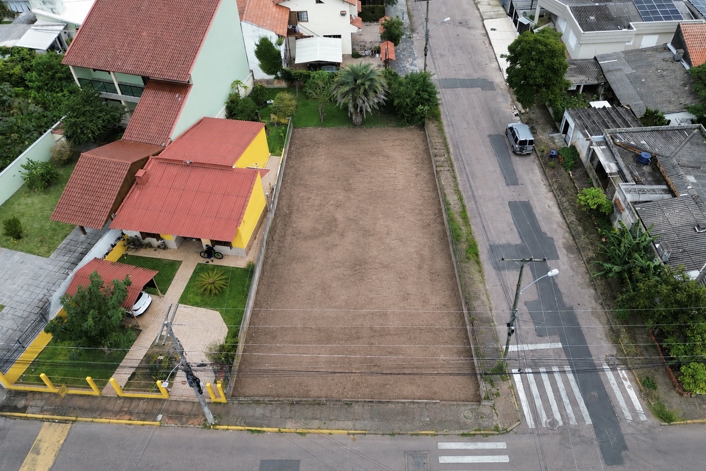 Vista aérea do terreno limpo em posição de esquina